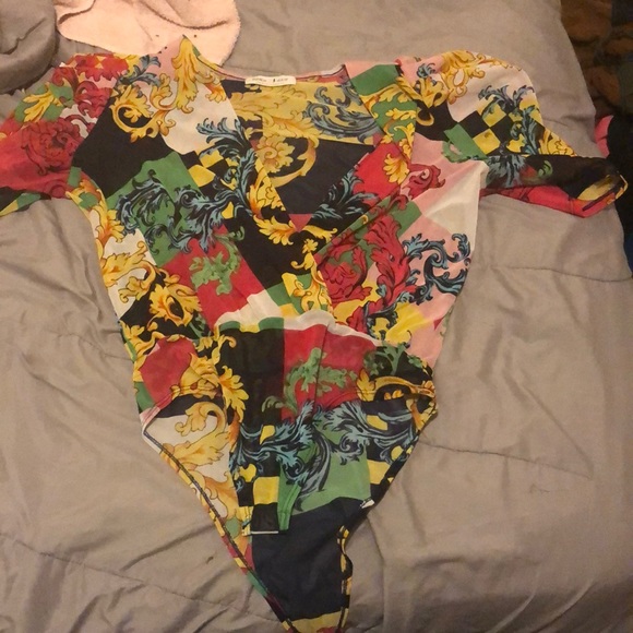 BODY CON SHIRT THAT BUTTONS AT THE BOTTOM - Picture 1 of 2